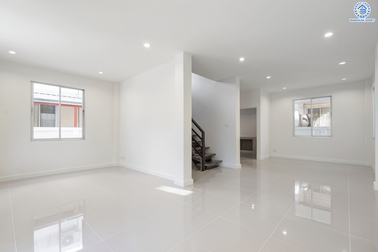 บ้านมือสองตกแต่งใหม่ ม.ปารวีร์ เพชรเกษม63 บ้านแฝดฟังก์ชันระดับบ้านเดี่ยว เนื้อที่ 36 ตร.ว. ฟังก์ชัน 3 ห้องนอน 2 ห้องน้ำ 1 ที่จอดรถ บนพื้นที่ใช้สอย 133 ตร.ม. ทำเลศักยภาพ เชื่อมต่อหลายเส้นทาง ใกล้เดอะมอลล์บางแค จุดขึ้นทางด่วน "พระราม2" และรถไฟฟ้าสายสีน้ำเงิน "สถานีหลักสอง"